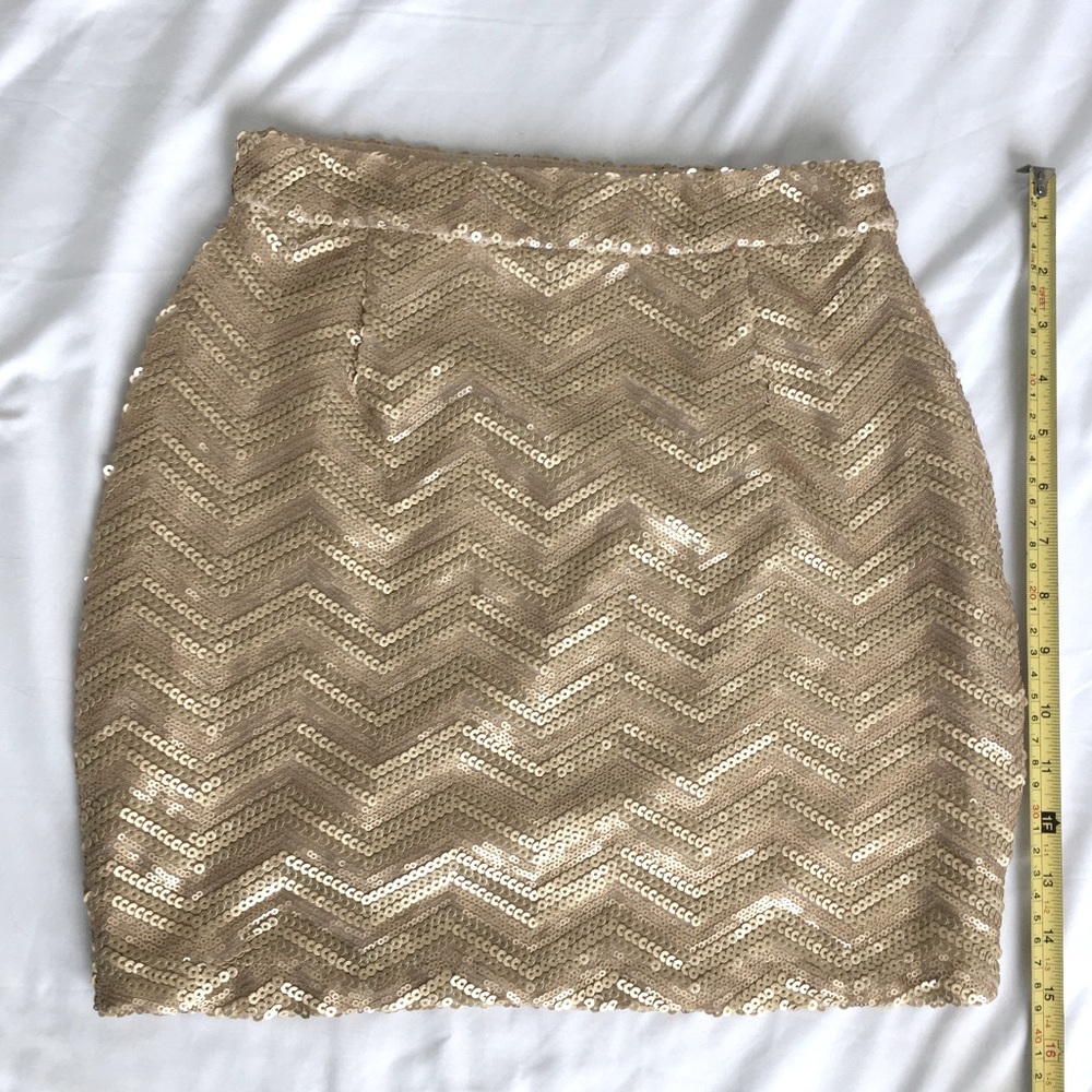 Gorgeous EUC Tobi fully sequined soft gold fully lined miniskirt.